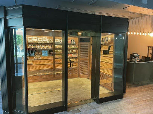 Cigars on the Boulevard in Apollo Beach