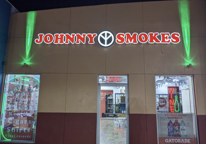 Johnny Smokes: Smoke Shop in Tampa